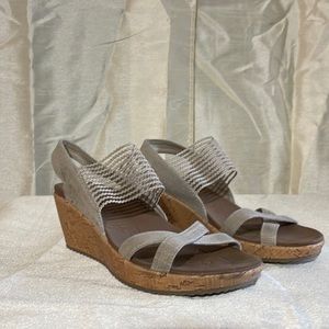Extremely comfy Skechers Luxe Foam wedge sandals. Sz 7